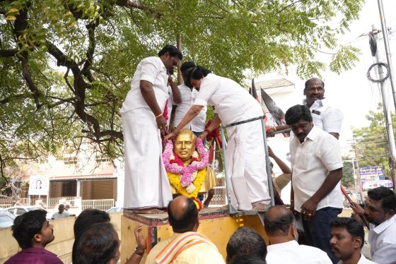 பேரறிஞர்அண்ணா அவர்களின் திருவுருவ சிலைக்கு மாலை அணிவித்து மரியாதை